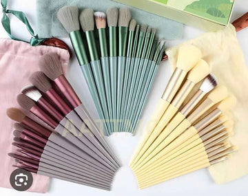 Pouch Makeup Brush (Random Color)